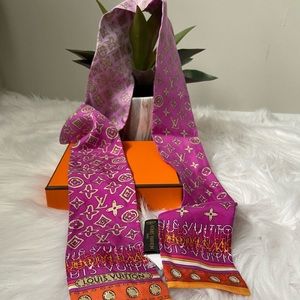 Louis Vuitton twilly.